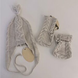 Pippinwear knit bonnet and booties set